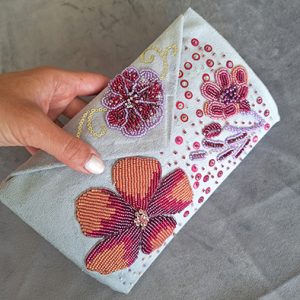 Classroom bordado de cartera sobre en pedrería