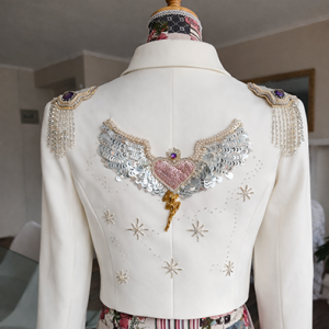 Corazón alado y hombreras rockero chic