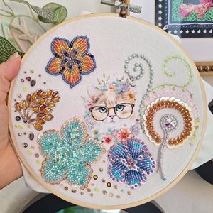 Kit tu mascota rodeada de flores en pedrería