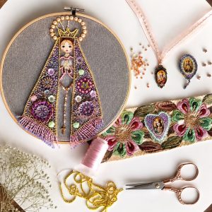 Kit Virgen bordada y accesorios