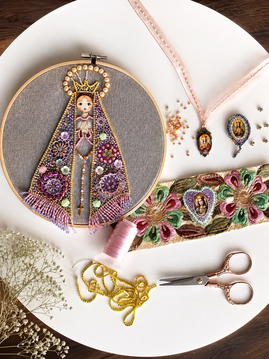Kit Virgen bordada y accesorios